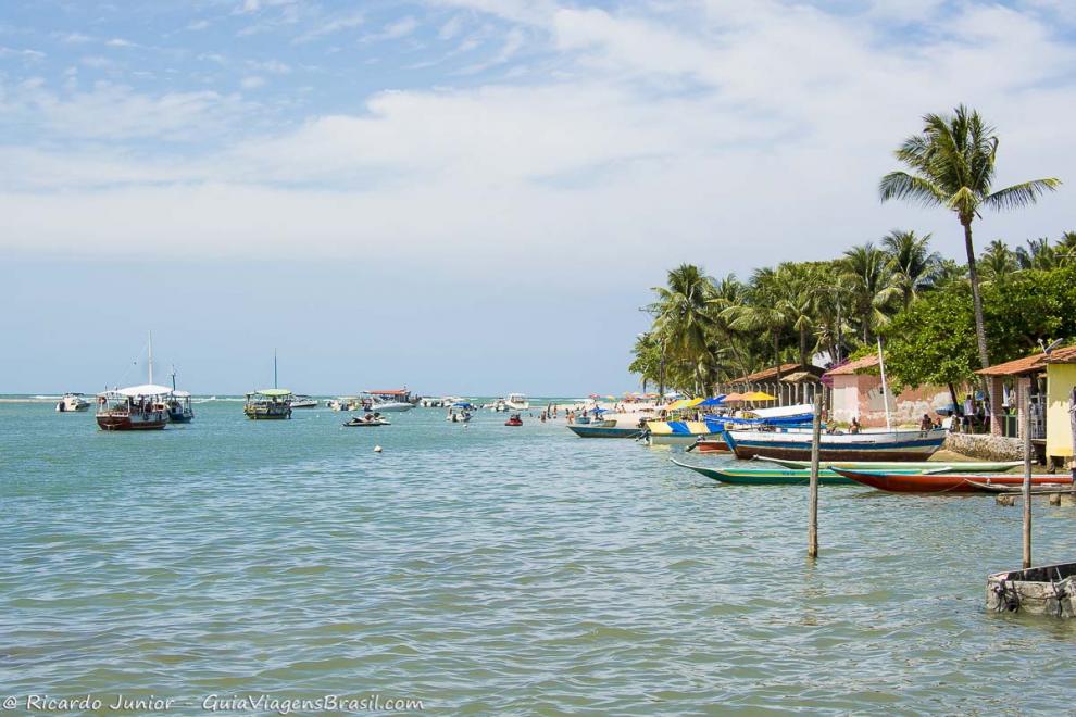 Imagem vários barcos e lanchas ao longo da Praia da Boca da Barra.